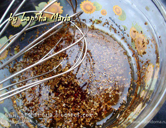 Приготовим заправку. Для этого смешаем лимонный сок, оливковое масло и соевый соус. Немного взобьем венчиком для того, чтобы он стал более однородным. И добавим сухие травы. 