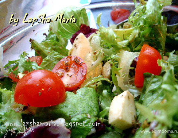 Заправим салат и хорошо его перемешаем.