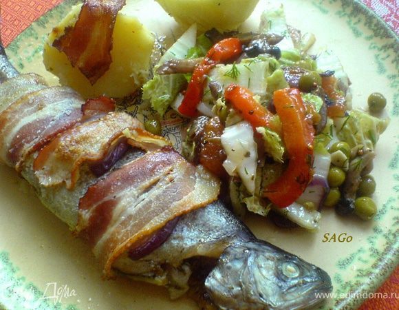 Салат очень хорош в качестве гарнира к запечённой рыбе или как дополнение к отварному картофелю. Я запекала радужную форель в беконе.
Муж мой пришёл к ужину очень голодным, потому съел сразу всё - и рыбу, и картофель, и салат!:) 