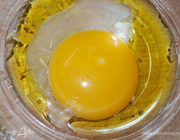 Приготовим заправку для салата,приготовив соус майонез с бОльшим количеством лимонного сока.