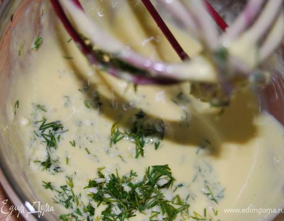 Добавим к нему мелко нарезанный чеснок и укроп.