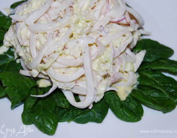 Сверху - салат из кальмаров.