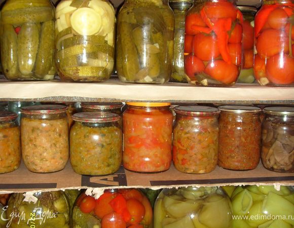 Сбегала в кладовую и выбрала нужные баночки