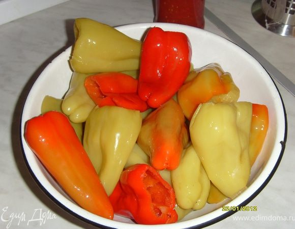 Открываю бутль с перцем, сливаю жидкость (она нам не понадобится) и аккуратно достаю перчик. Он получился упругий и ароматный.