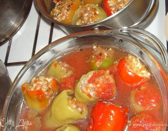 Фарширую перчик и укладываю в посуду для варки. У меня 2 варианта, так как мой муж не любит томатный соус - ему готовлю отдельно - просто заливаю кипяченной подсоленной водой, бросаю туда лаврушку и перец горошек. А вторую порцию заливаю смешанными в отдельной посуде протертые томаты, соль, сахар и кипяченную воду ~ 0,5л. Если воды будет мало, добавляем уже непосредственно в кастрюлю. Туда же отправляем пару листиков лаврушки и перец горошком.
