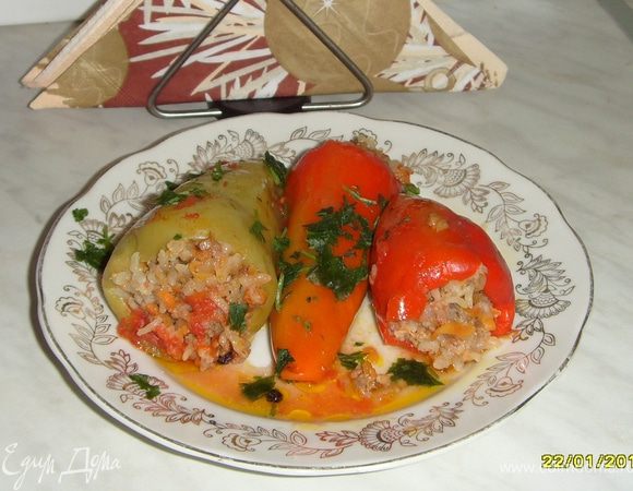 При подаче поливать сметаной (это вариант для мужниного перца), а я люблю полить сладковатым томатным соусом и посыпать зеленью.
Приятного аппетита!