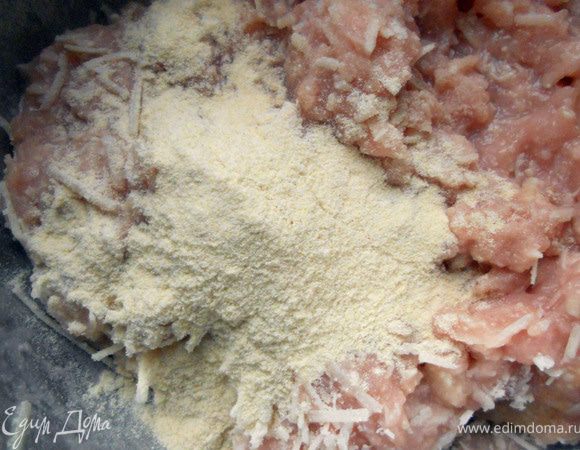 Вмешать кукурузную муку. Фарш будит вязким и не очень густым, поэтому оставьте минут на 10, чтобы мука слегка набухла. В крайнем случае можно будет подсыпать еще немного муки или сыра. 
