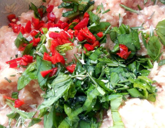 Добавить нарезанные зелень и перец (семена и перепонки удалить); количество перца можно варьировать. Немного присолить по желанию, но помните о пармезане - он тоже определенную степень солености придаст.  