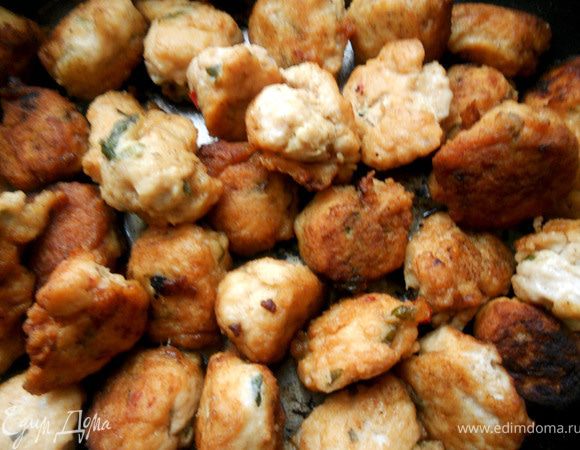 В сковороде разогреть (достаточно сильно) несколько ст.л.масла. Руками (их я рекомендую смачивать водой или оливковым маслом) или двумя чайными ложками формировать шарики (или как получится:)) и обжаривать их по несколько минут, до образования хрустящей корочки. Ксати, в этот раз я проверил один способ: часть фрикаделек перед обжаркой слегка обвалял в кукурузной муке - получилось здорово, они лучше держали форму, а корочка получилось очень вкусной. Из этого количества фарша получается много фрикаделек - 20-30 штук. Поэтому самые некрасивые можно съесть, не покидая место преступления (кухню), отложив идеальные и почти идеальные для салата. Когда все фрикадельки обжарятся (у меня в несколько этапов), их можно вернуть в сковороду и еще немного потушить под крышкой, добавив пару ложек воды. В любом случае время обработки должно составить 7-10 минут. Фрикадельки сохранять теплыми!