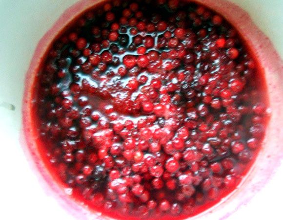 Бруснику, можно не размораживая, выложить в небольшую кастрюлю, добавить воду и сахар и довести до кипения, дать минут 5 загустеть на среднем огне, снять с огня. 