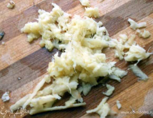 Натереть имбирь, отжать сок (мякоть/волокна не потребуются). 