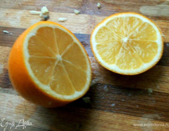 Из лимона/лайма также выжать сок. ***Я впервые в этом году встретил новый гибрид то ли лайма с лимоном, толи мандарин с лаймом/лимоном, толи трио этих цитрусов. Название точное не помню, так он выглядит, на вкус очень приятный***. Добавить сок имбиря и лимона в соус, вернуть на огонь и дать еще немного провариться. Остудить и отправить в холодильник, на час. 