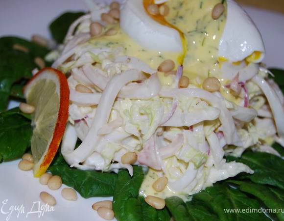 Посыпаем салат сверху горстью кедровых орехов, украшаем дольками лимона.