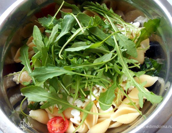 И руколу. Салат размешать, слегка сбрызнуть оливковым маслом (можно использовать масло, которым заливались томаты), разложить по тарелкам и подавать! 