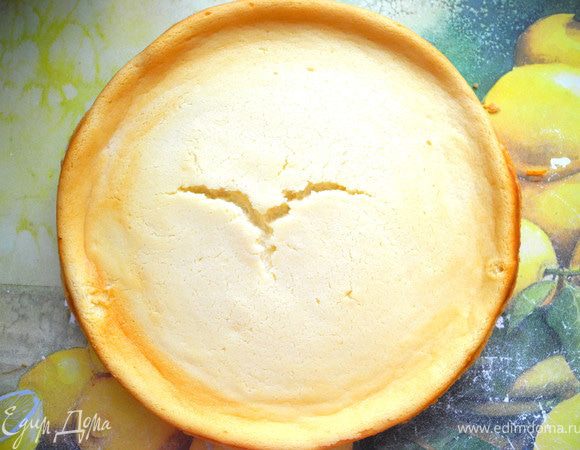 Затем сразу вынула чиз из духовки. Несмотря на то, что разрыхлитель я не добавляла, чиз очень хорошо поднялся и я очень боялась, что он сильно опадет, уж очень он нежный. Опасения мои были напрасны, опал совсем немного, тем не менее треснул посерединке. Но как красиво треснул)))