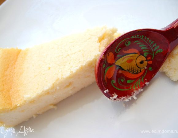 Ну, а дальше оставалось взять "большую" ложку и скоро от чиза почти ничего не осталось. Так что не удивлюсь, что пойду по стопам Алевтины и буду готовить его ещё не  раз. Подавала я его с протертой калиной - ведь, чизкейк по-русски;)))) 