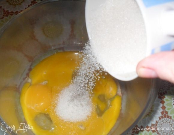 Шоколадный бисквит:
Отделить желтки от белков, желтки взбить с сахаром и ванилином до увеличения объема.