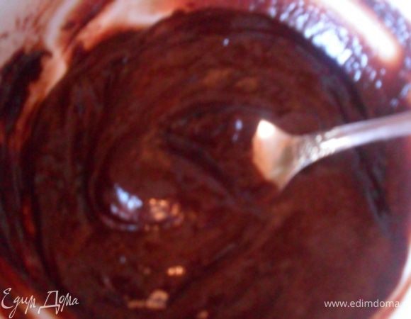 В чашку налить молоко и положить шоколад разломанный на кусочки, растопить в микроволновке, вымешать до однородного состояния, добавить к желткам и взбить.