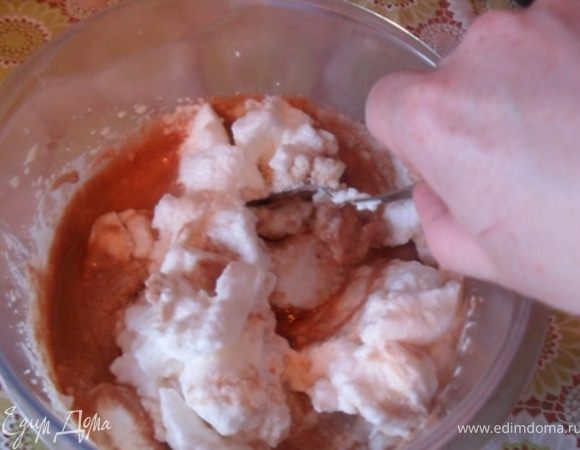 Белки взбить в крепкую пену до устойчивых пиков, добавить к шоколадной массе вместе с просеянной мукой, осторожно вымешать до однородного состояния