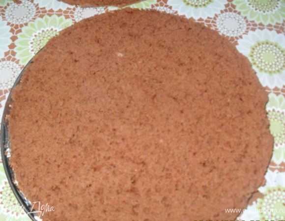 Готовый корж остудить, разрезать на две части.