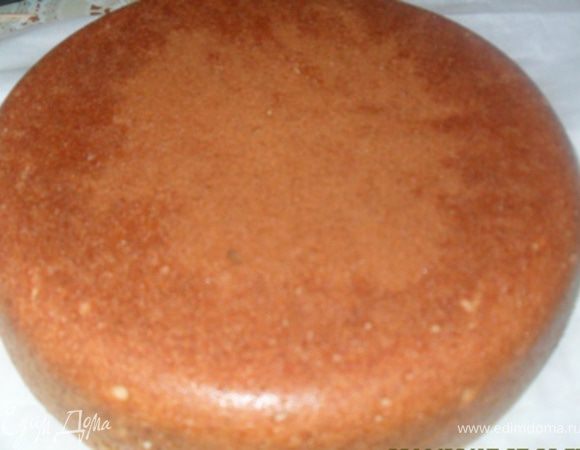 Белый бисквит на сливках:
Взбить яйца, сахар, ванильный сахар до появления пены.
Добавить 200 грамм сливок 30%-ной жирности   и продолжать взбивать. Добавить просеянную с разрыхлителем муку  и перемешать до получения однородной массы. Тесто выложить в форму для выпекания (форму смазать маслом или выложить бумагой для выпекания) и выпекать в разогретой духовке при 160-170 градусах до золотистого цвета примерно 25 минут.