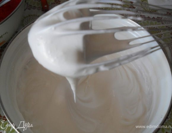 Маковый бисквит:
Отделить белки от желтков. Взбить белки, постепенно добавить сахар.