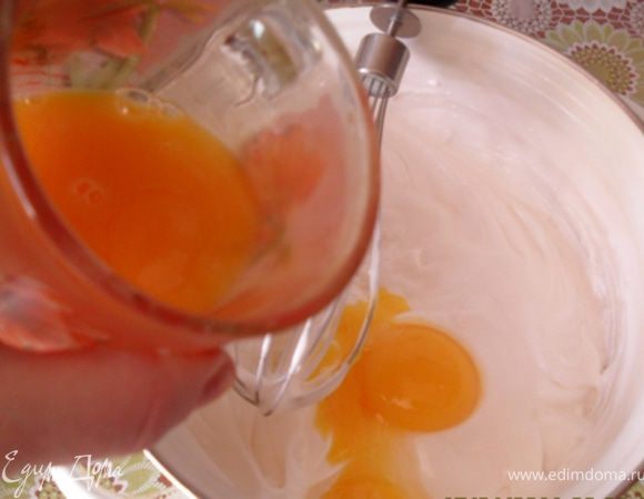 Не переставая взбивать, добавить по одному желтки.