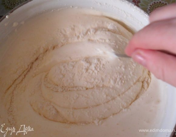 В смесь добавить просеянную муку. Перемешать.