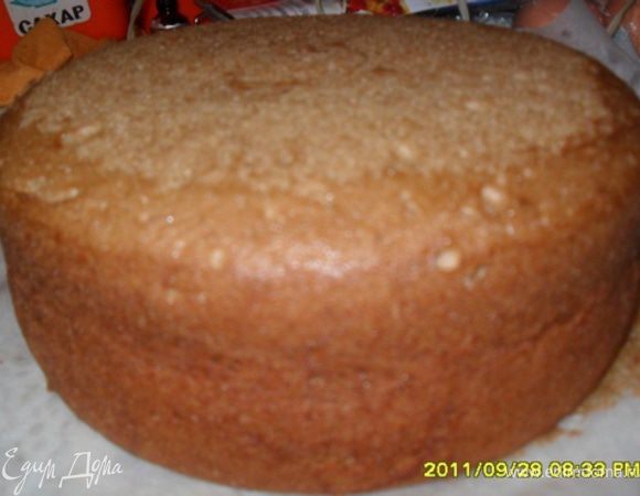 Медовый бисквит:
Залить кофе кипятком. Охладить. Отделить белки от желтков. Взбить белки до образования устойчивой пены, постепенно добавить к ним половину количества сахара. Отдельно взбить желтки, остальной сахар, кофе, мед, растительное масло, пряности. Постепенно добавить просеянную муку с содой. Осторожно ввести взбитые белки и перемешать. Выложить смесь в форму и выпекать в предварительно разогретой до 180 градусов духовке примерно 40 минут.