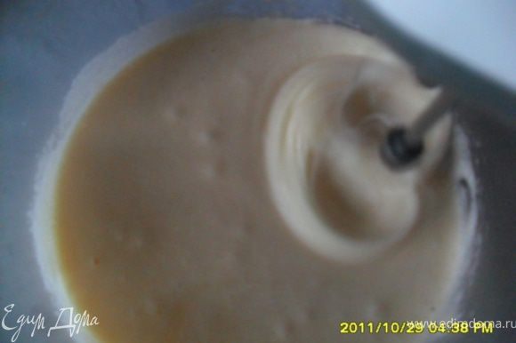 Карамельный бисквит: Яйца взбить с сахаром до пышной массы
