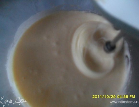 Карамельный бисквит:
Яйца взбить с сахаром до пышной массы