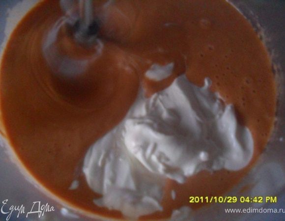 Ввести сметану.