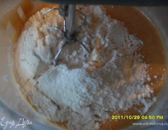 всыпать просеянную муку с содой и вымешать до однородной массы. 