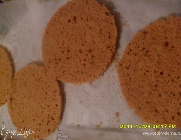 Тесто разделить на две части! Форму выстелить бумагой для выпечки, вылить половину теста и выпекать около 20 мин. в предварительно разогретой до 180 градусов духовке. Остудить и разрезать вдоль. Тоже самое проделать и со второй частью теста.