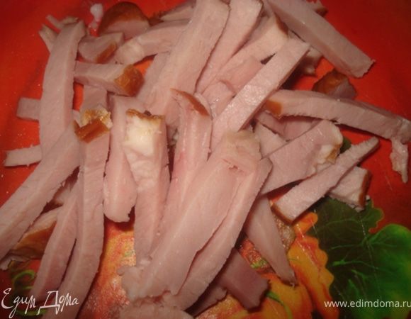 Ветчину нарезать соломкой.