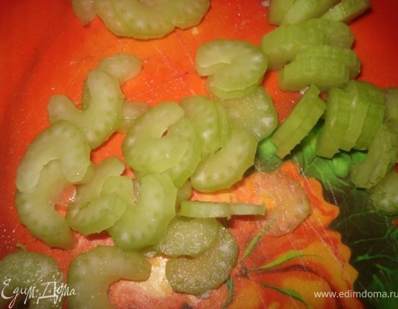 Сельдерей мелкими кусочками поперек.