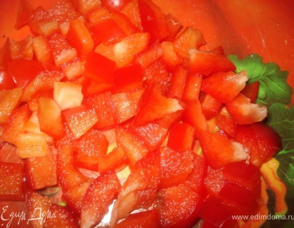 Паприку очистить и нарезать кубиками.