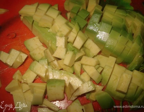 Авокадо очистить, удалить косточку, нарезать кубиками.