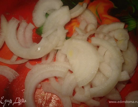 Лук нарезать полукольцами.