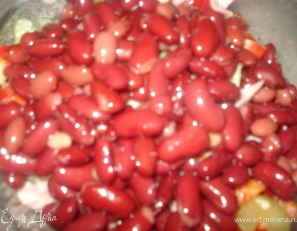 У фасоли и горошка слить жидкость и добавить к остальным продуктам.