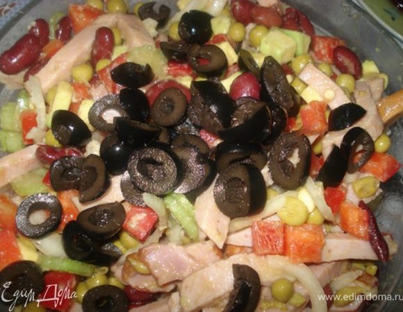 Маслины нарезать кружочками.