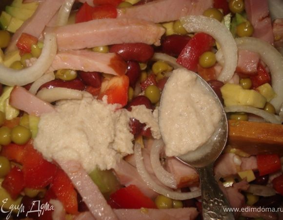 Заправить салат хреном, оливковым маслом и лимонным соком. Перемешать.