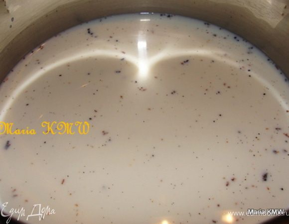 Палочку разрезать вдоль, кончиком ножа собрать ваниль. Добавить в сотейник с молоком-ваниль и саму палочку. Коротко дать молоку закипеть, снять с плиты и немного охладить.