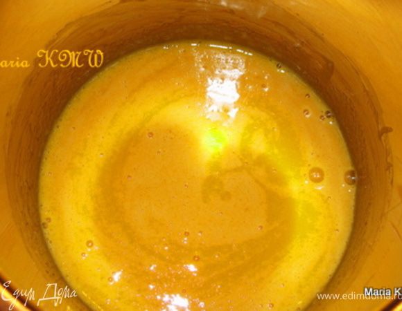 Желтки взбить с помощью миксера с сахаром, в кремообразную массу.