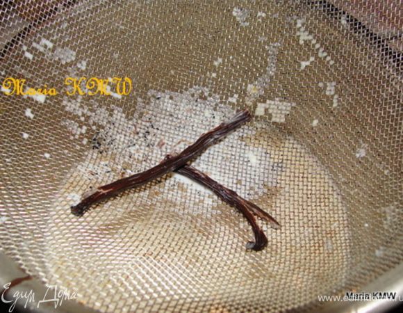 Процеживаем молоко.