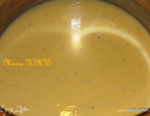 Вливаем молоко в желтково-сахарную массу и варим на медленном огне, помешивая венчиком, пока масса не загустеет. !!!Масса должна только загустеть, но НЕ вариться. Иначе свернуться желтки и соус не получится.!!! 