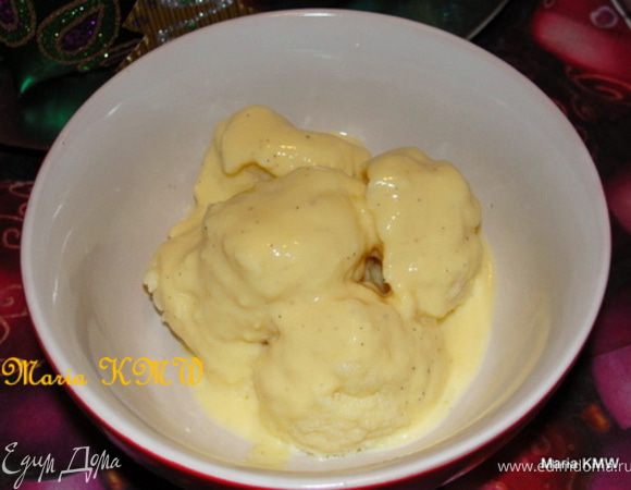 Подаем с творожно-манными клецками.
http://www.edimdoma.ru/retsepty/35465-tvorozhno-mannye-kletski-s-vanilnym-sousom
......Приятного аппетита!