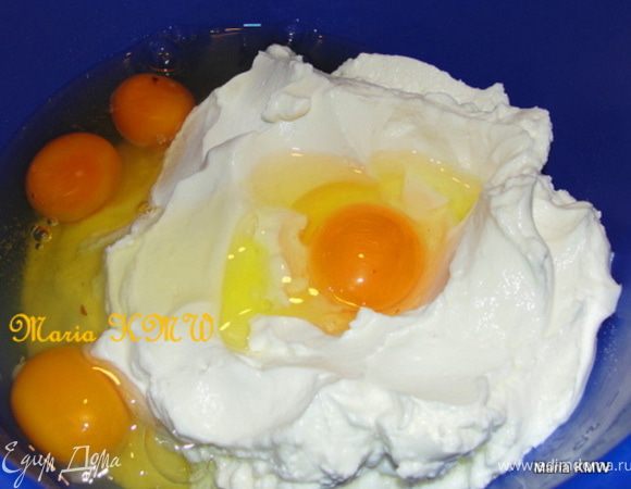 Смешать миксером творог, манку, яйца и соль. 