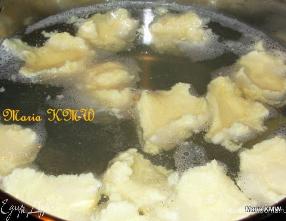 Вскипятить воду в большой кастрюле, сформировать клецки с грецкий орех, двумя ложками и выложить в кипящую воду. Уменьшить температуру и дать клецкам 15 минут повариться. 