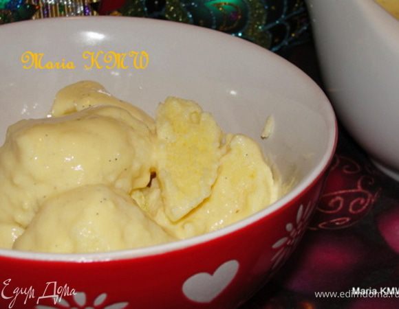 В оригинале рецепта нужно растопить сливочное масло на сковороде и добавить к нему клецки, сахар и корицу. Перемешать и подавать. 